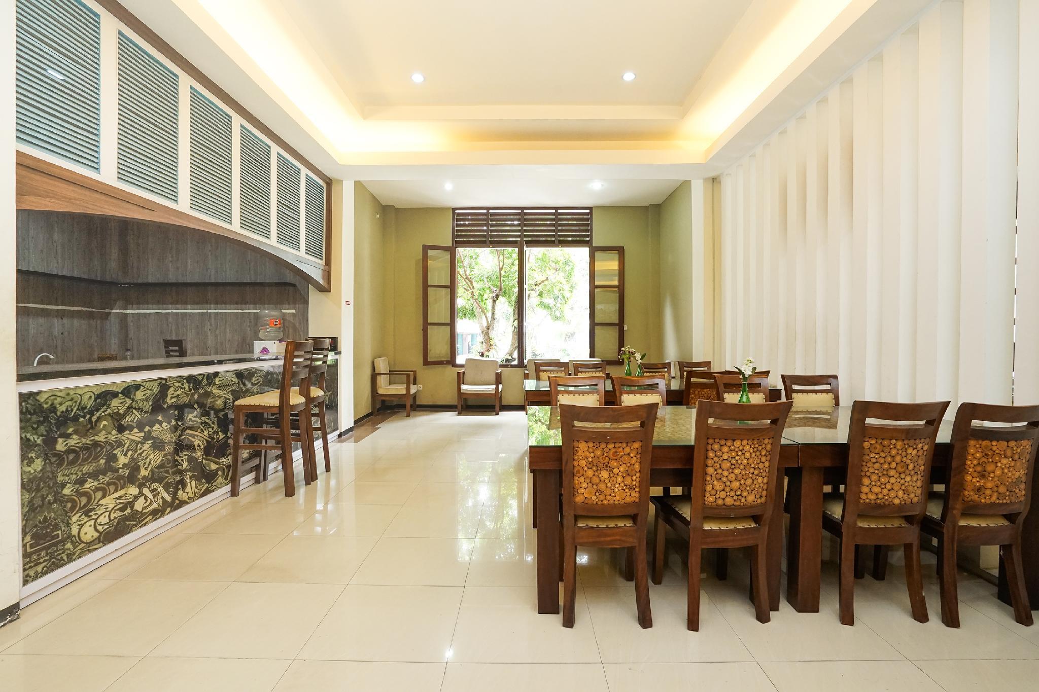 Oyo 282 Putri Utari Guest House 24/31