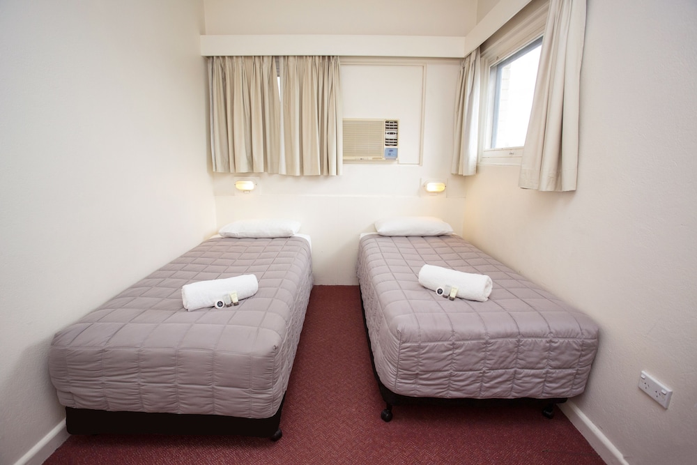 COWRA MOTOR INN 38/65