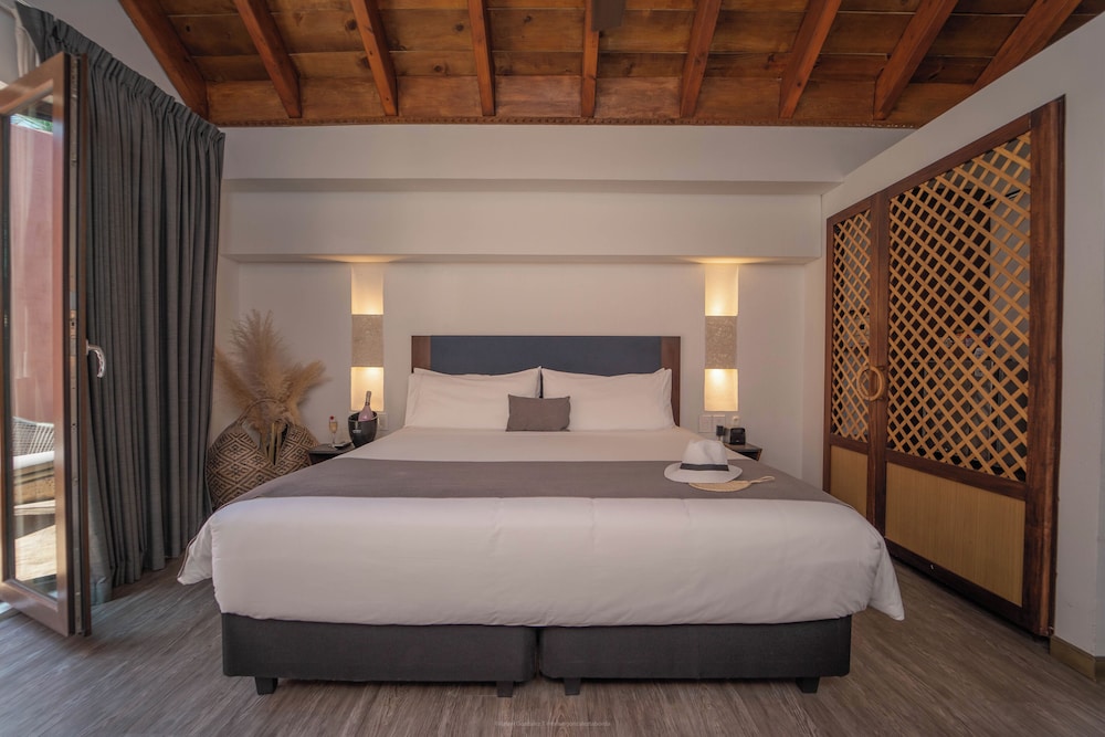 DELUXE, KING BED