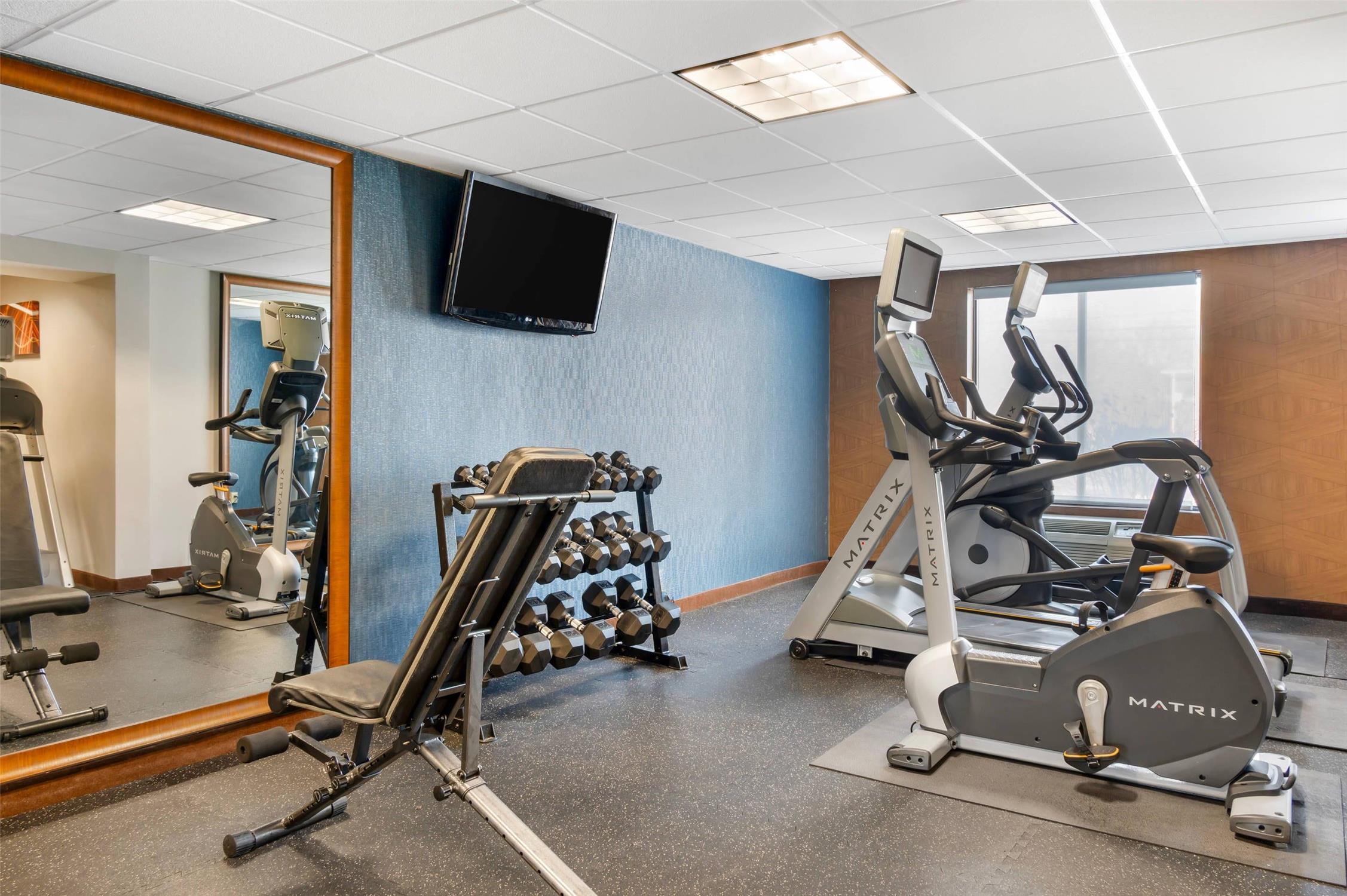 Comfort Inn & Suites Danbury-Bethel 16/34