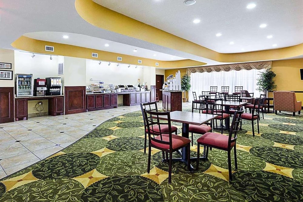 Days Inn and Suites by Wyndham Houston / West Energy Corridor 28/36