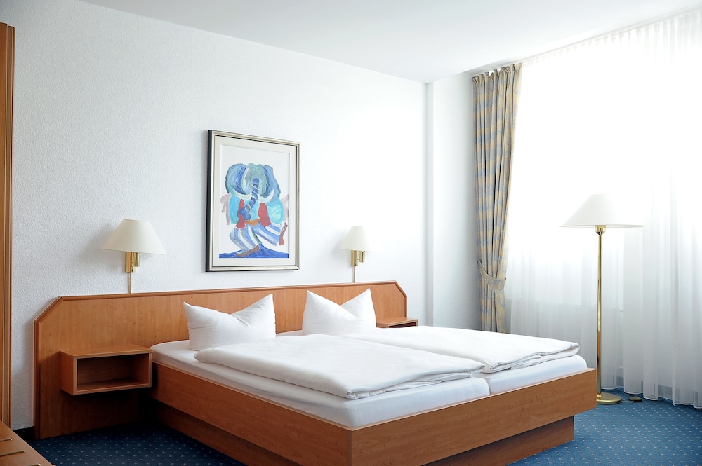 ROOM, SINGLE, DOUBLE BED