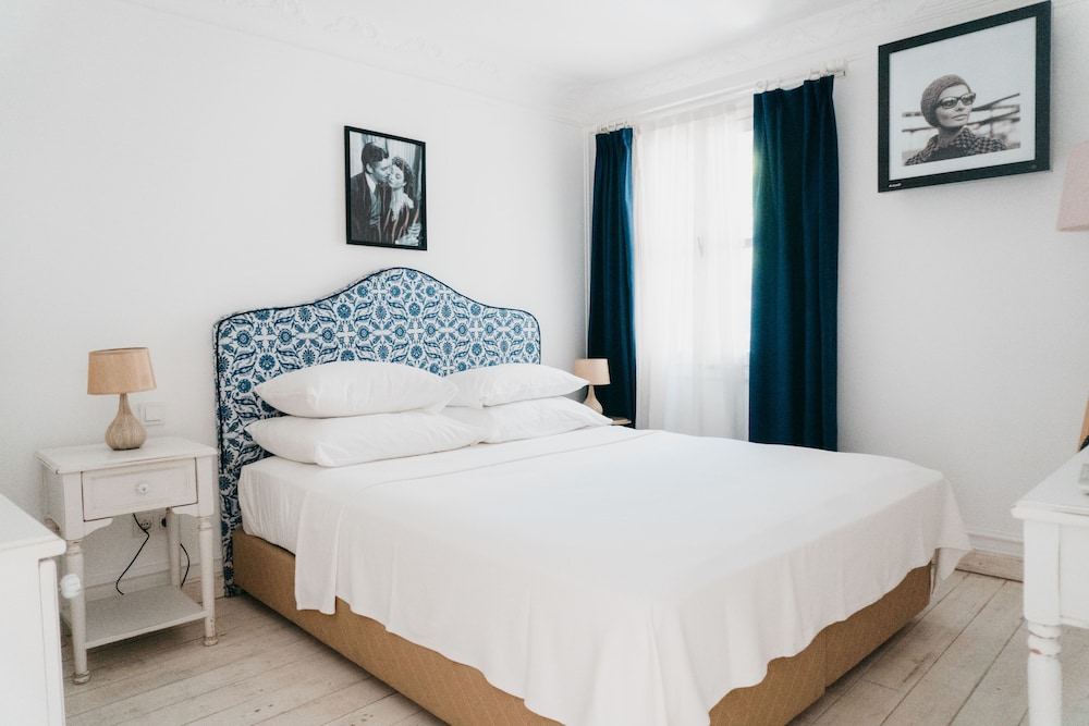 Vintage Hotel 8/50