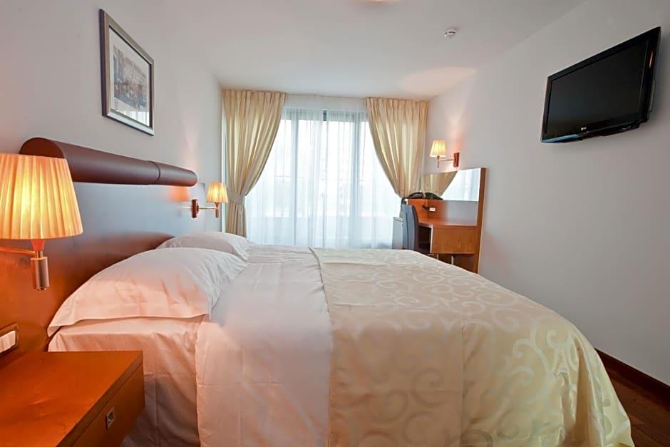 Hotel Croatia 10/25