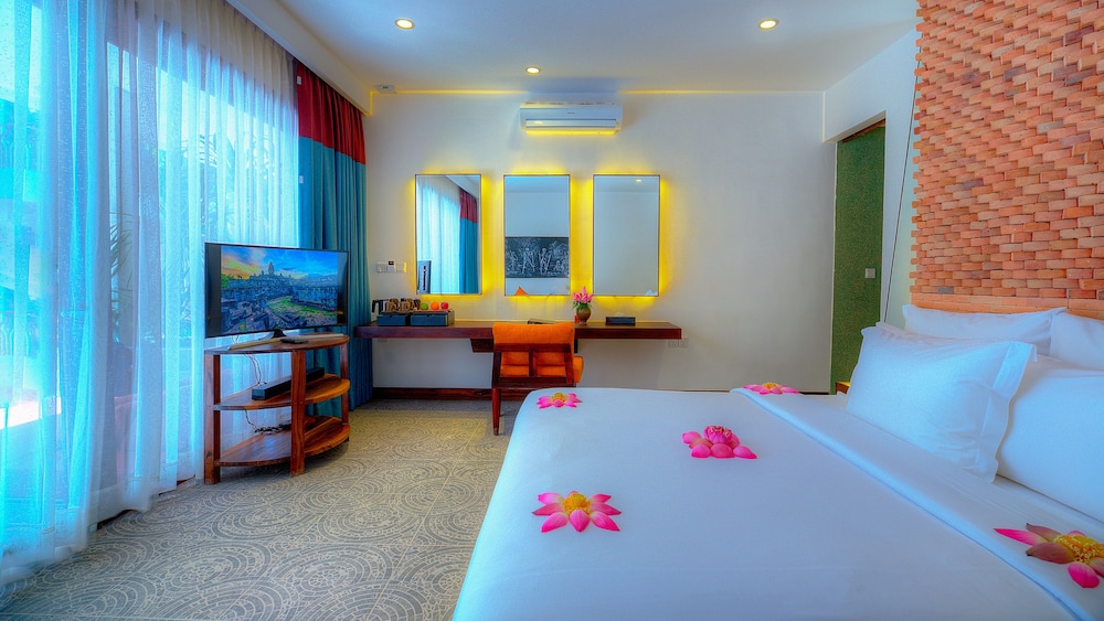 PREMIER, KING BED, POOL ACCESS