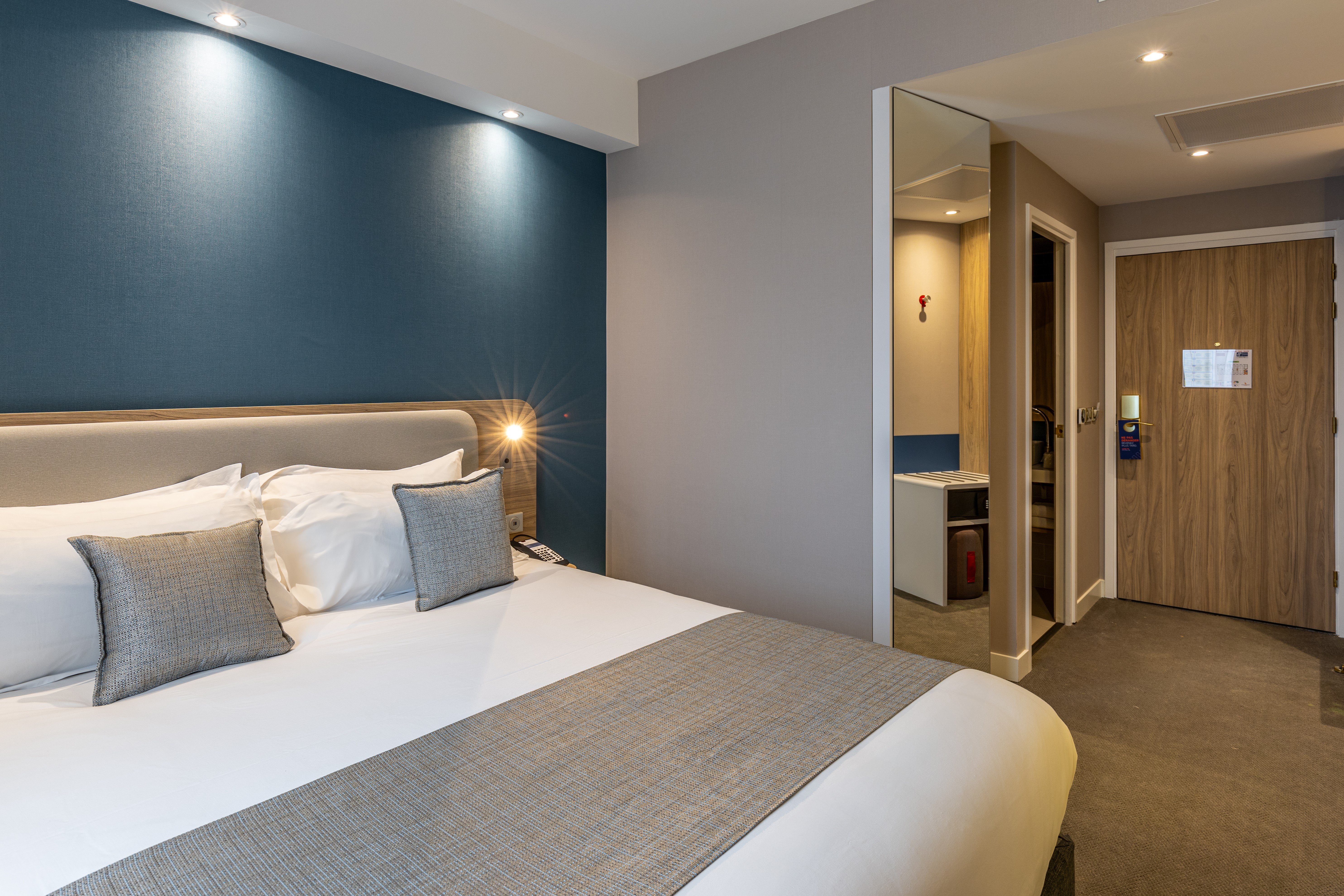 Standard, Queen Bed