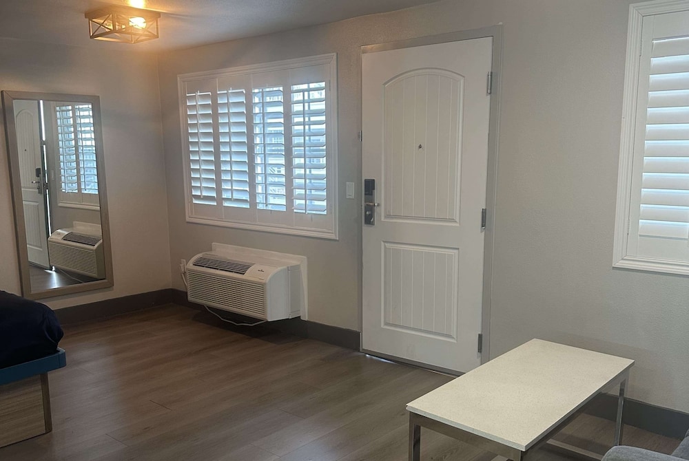Super 8 by Wyndham Oceanside Downtown 27/50