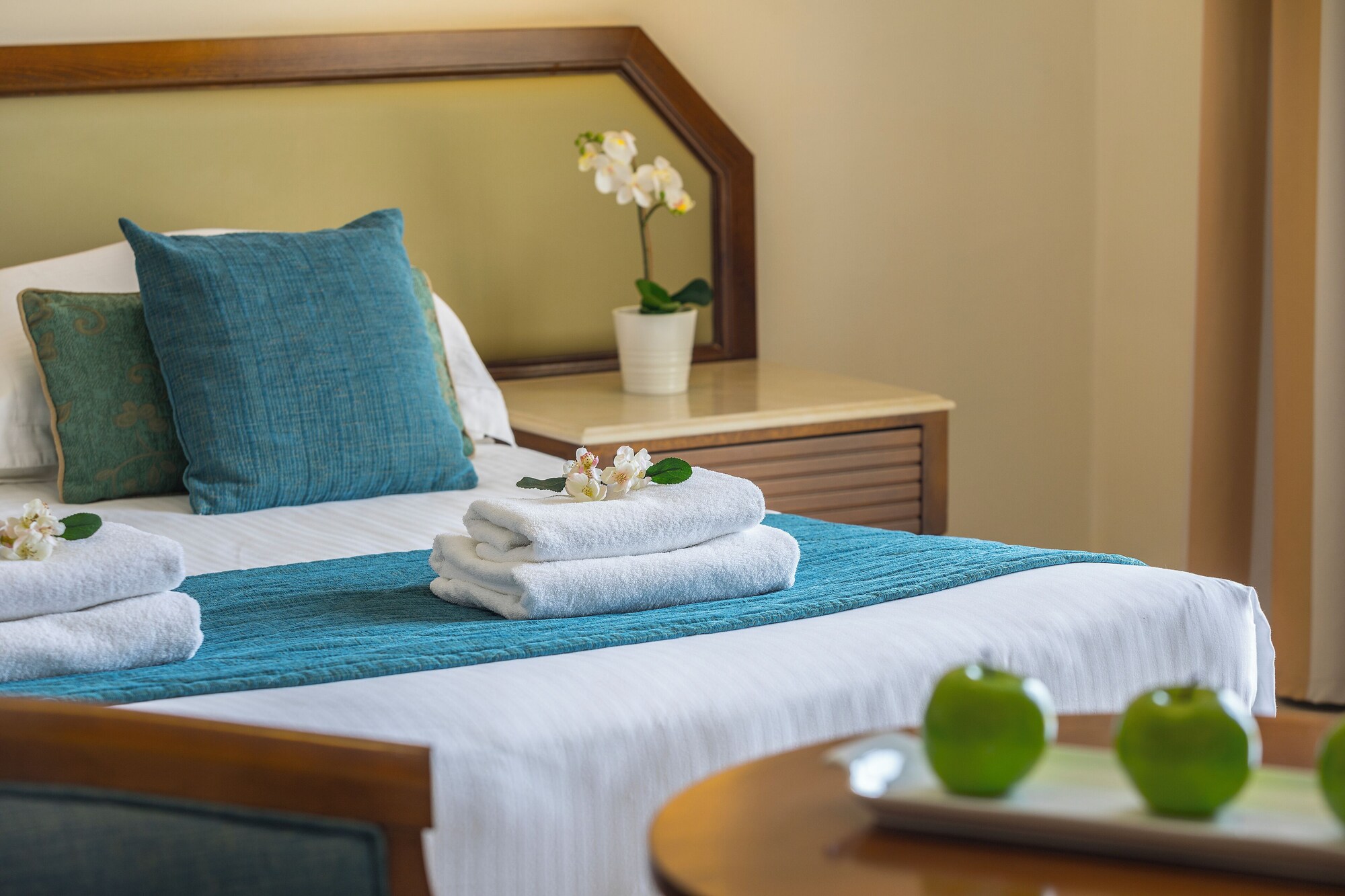 STANDARD, DOUBLE BED, PARTIAL SEA VIEW