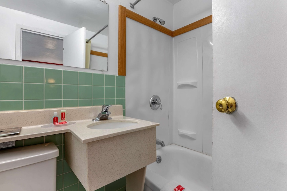 Econo Lodge Lee - Great Barrington 63/65