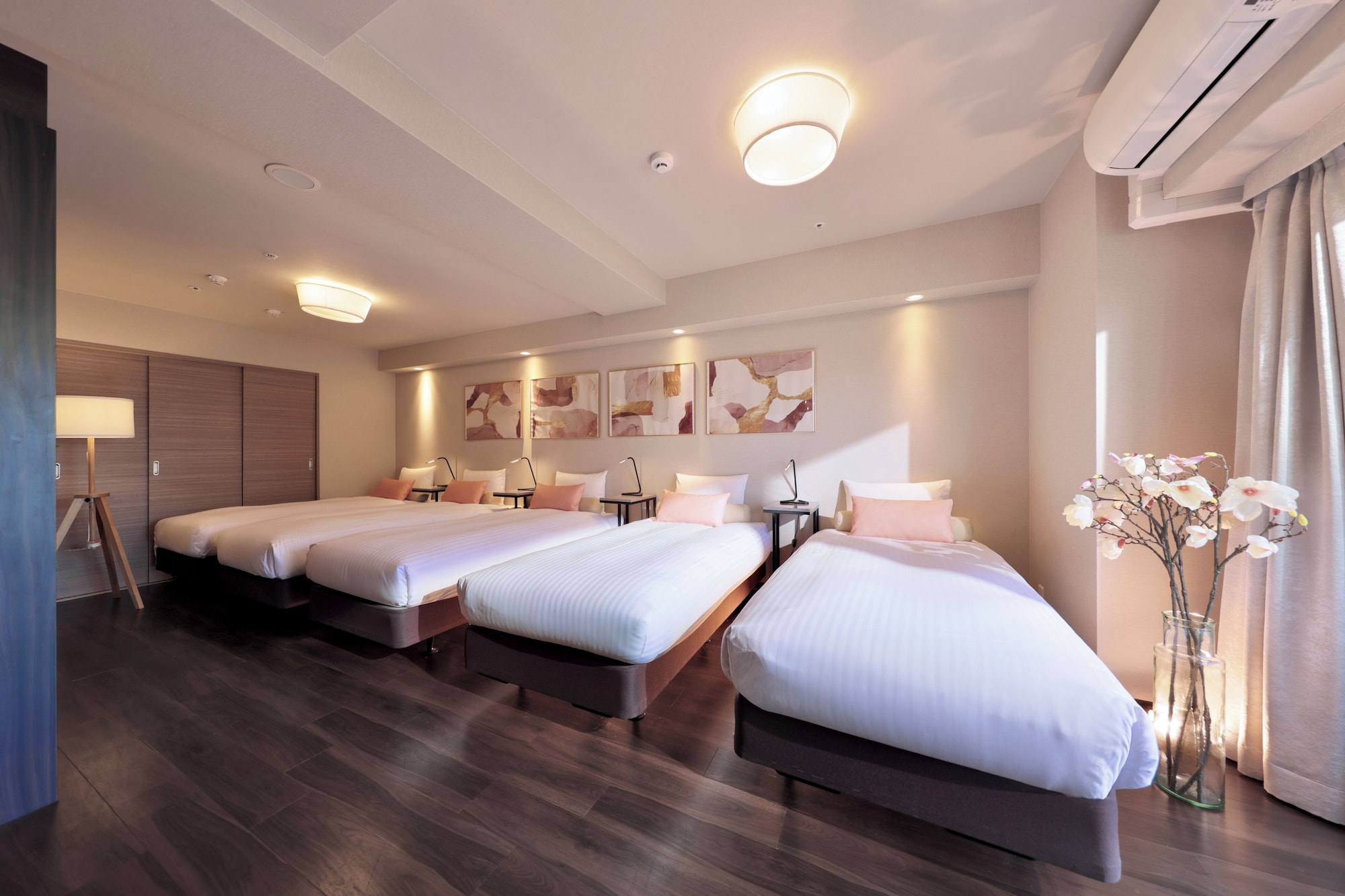 City, Suite, 5 Beds, 2 Futon Beds