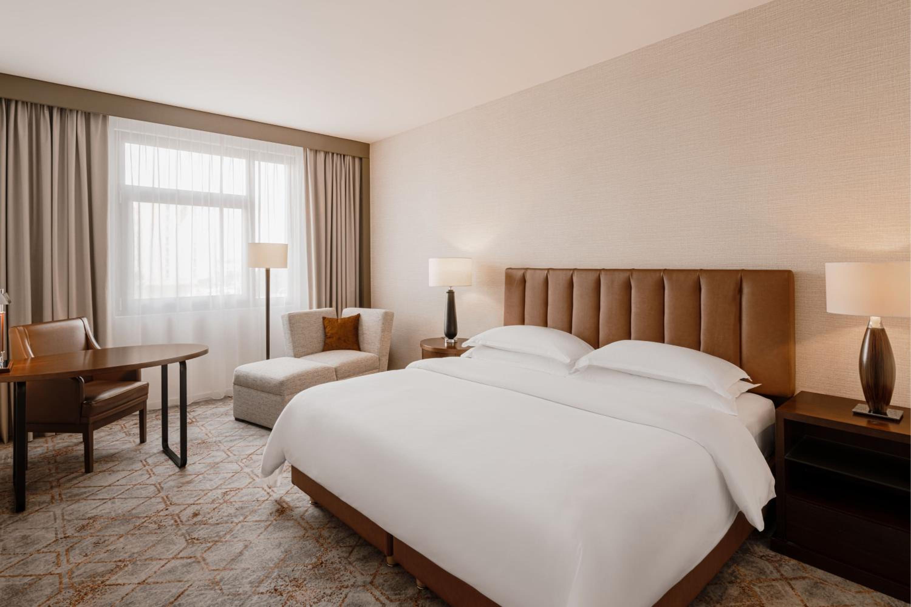 Guest Room, King Bed, Club Floor