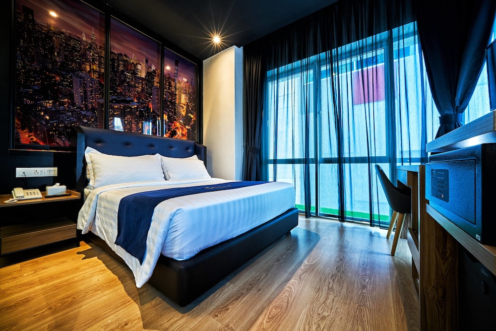 DELUXE, QUEEN BED