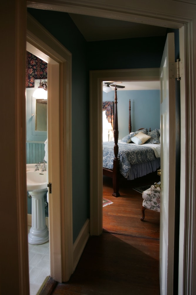 Williamsburg Manor B&amp;B 50/50
