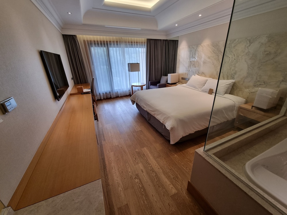 Pine Grove Hotel 29/57