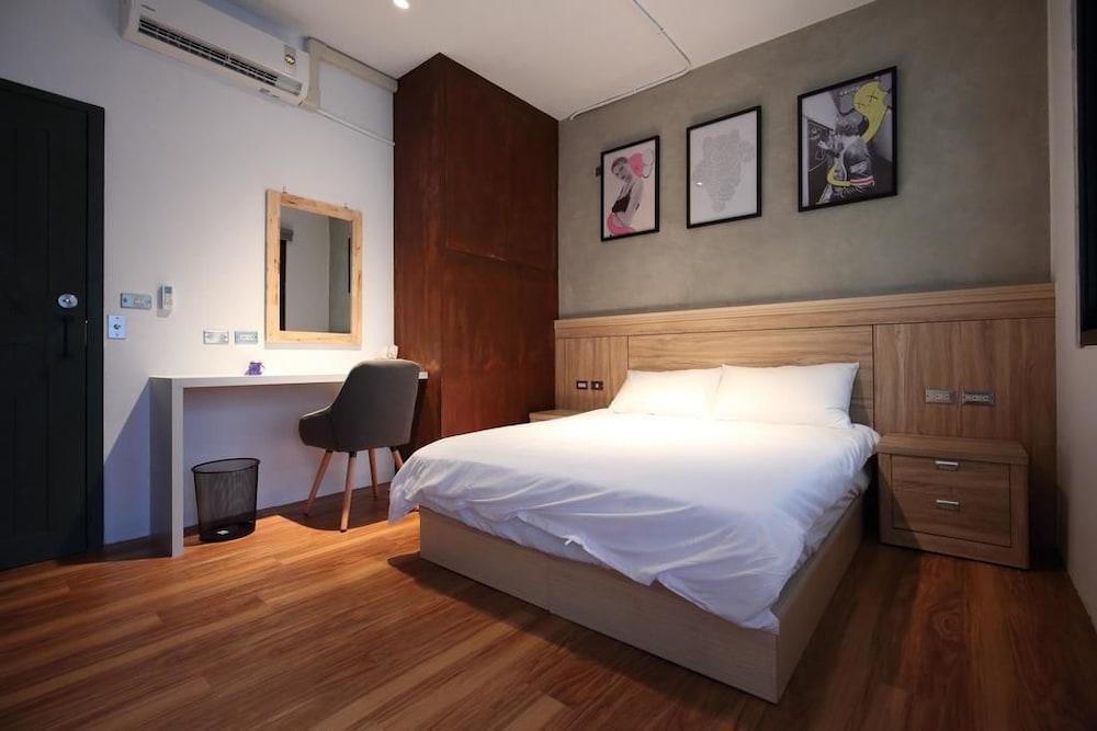 ROOM, DOUBLE BED