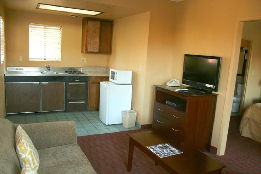 Pacific Inn And Suites 9/50