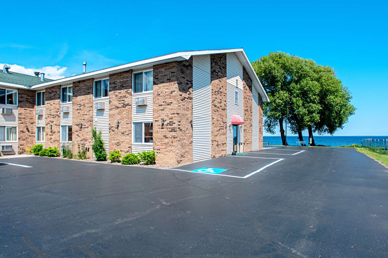 Econo Lodge Menomonie On The Bay MI 30/31