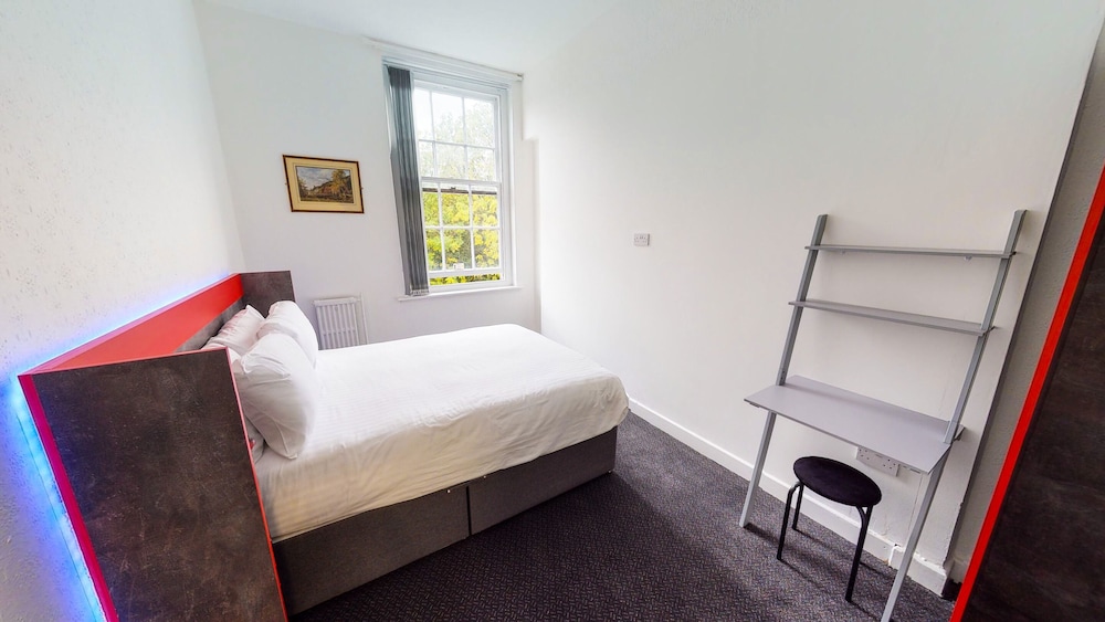 Station Hotel 32/66