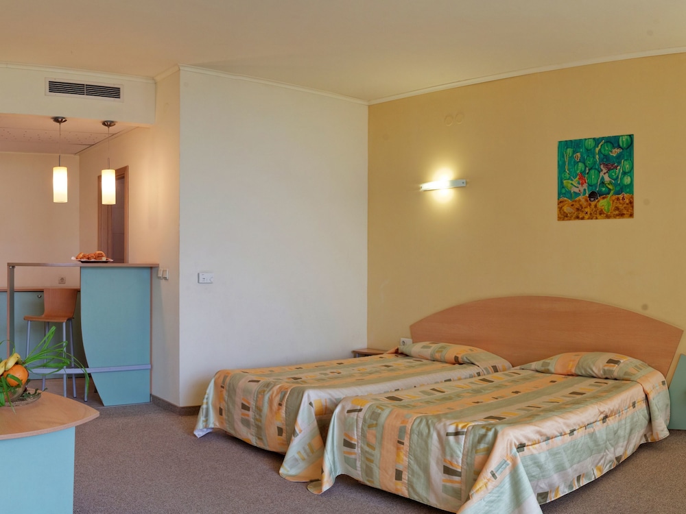 STUDIO, TWIN BEDS, SOFA, BALCONY