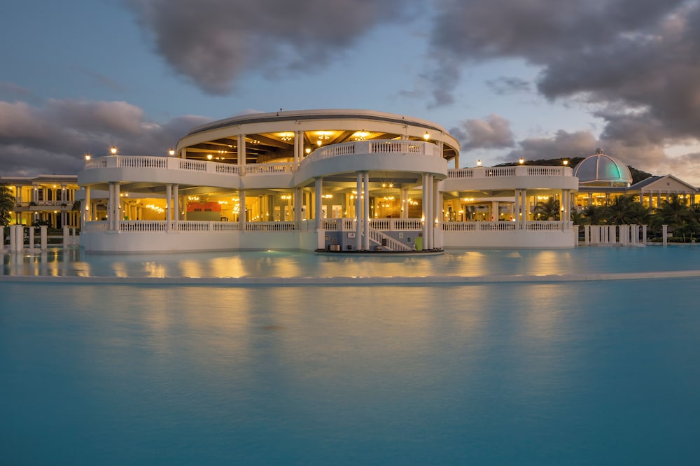 The Signature Level at Grand Palladium Lady Hamilton Resort & Spa 1/48