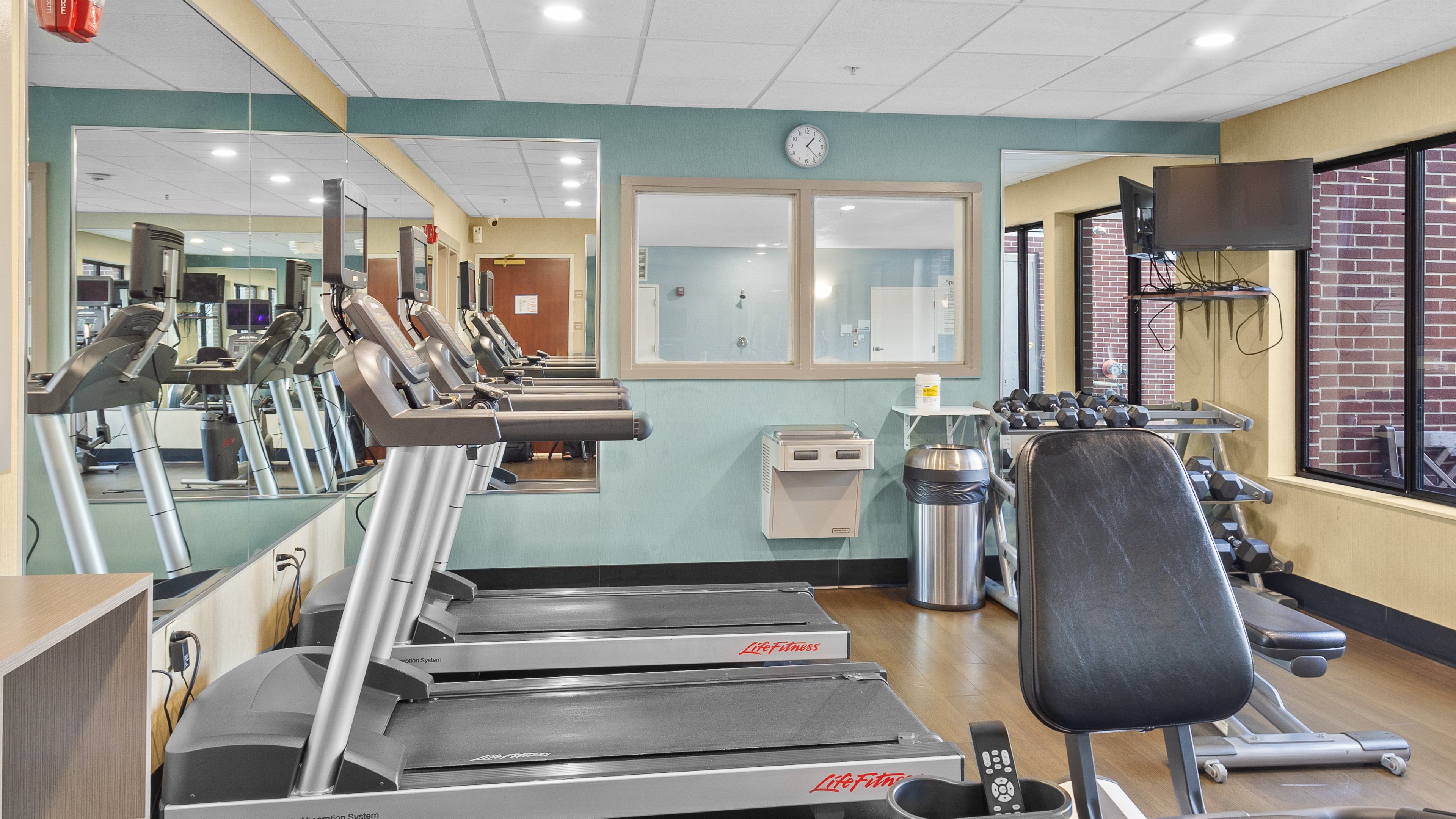 Holiday Inn Express Hotel And Suites Manchester Airport 45/72