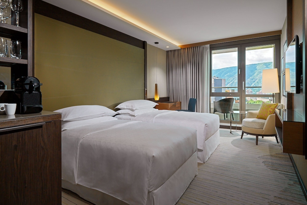 غرفة ديلوكس بسريرين منفصلين بشرفة، Sheraton Grand Tbilisi Metechi Palace 8/10