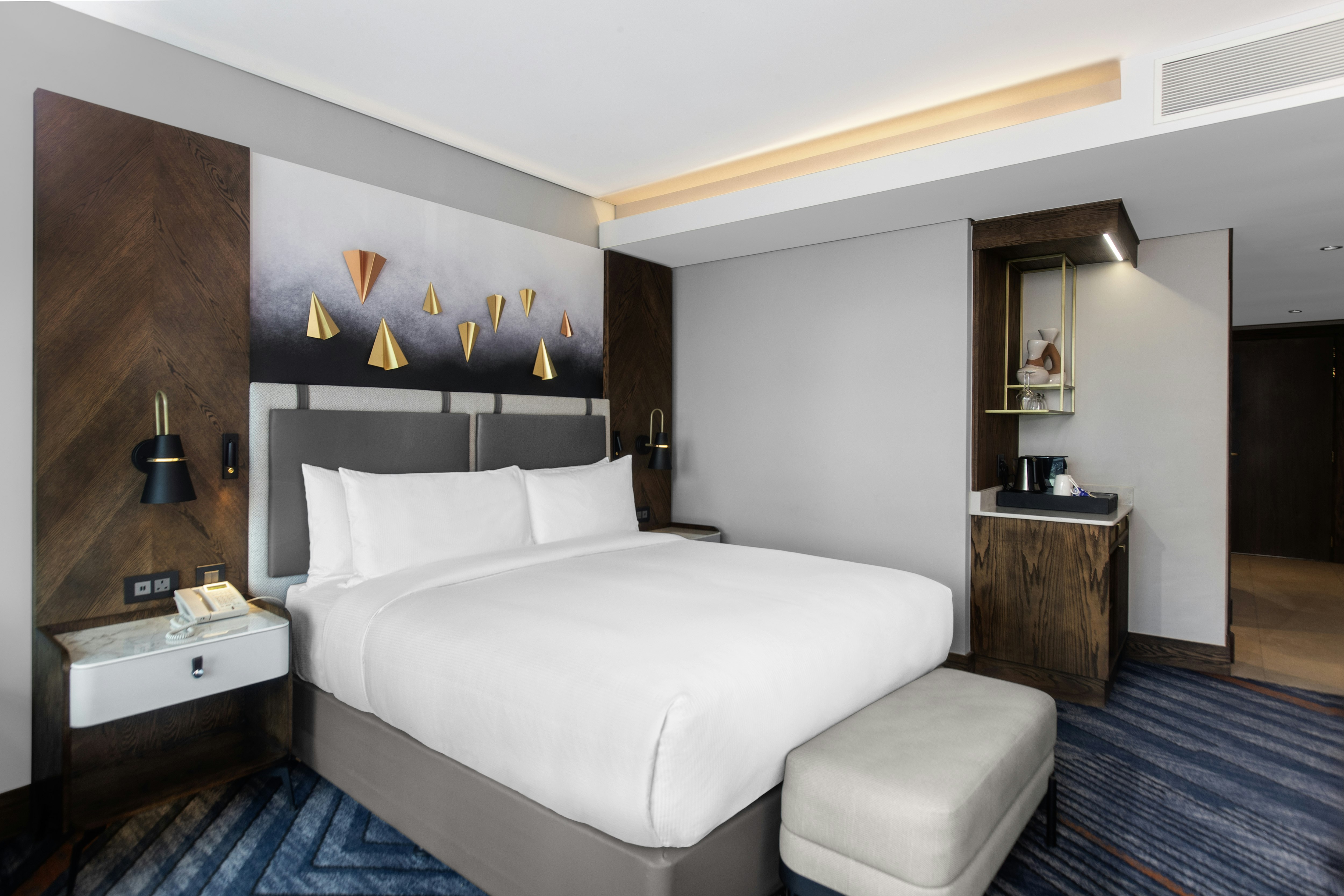 غرفة ديلوكس بسرير كينج مع أريكة، Legend Hotel Lagos Airport Curio Collection By Hilton 5/7