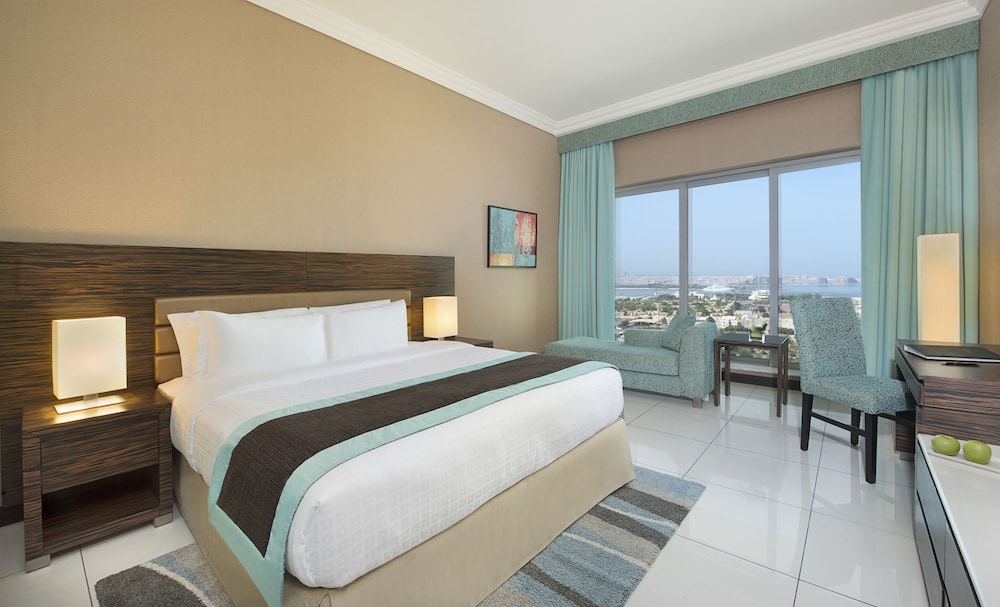 DELUXE KING ROOM