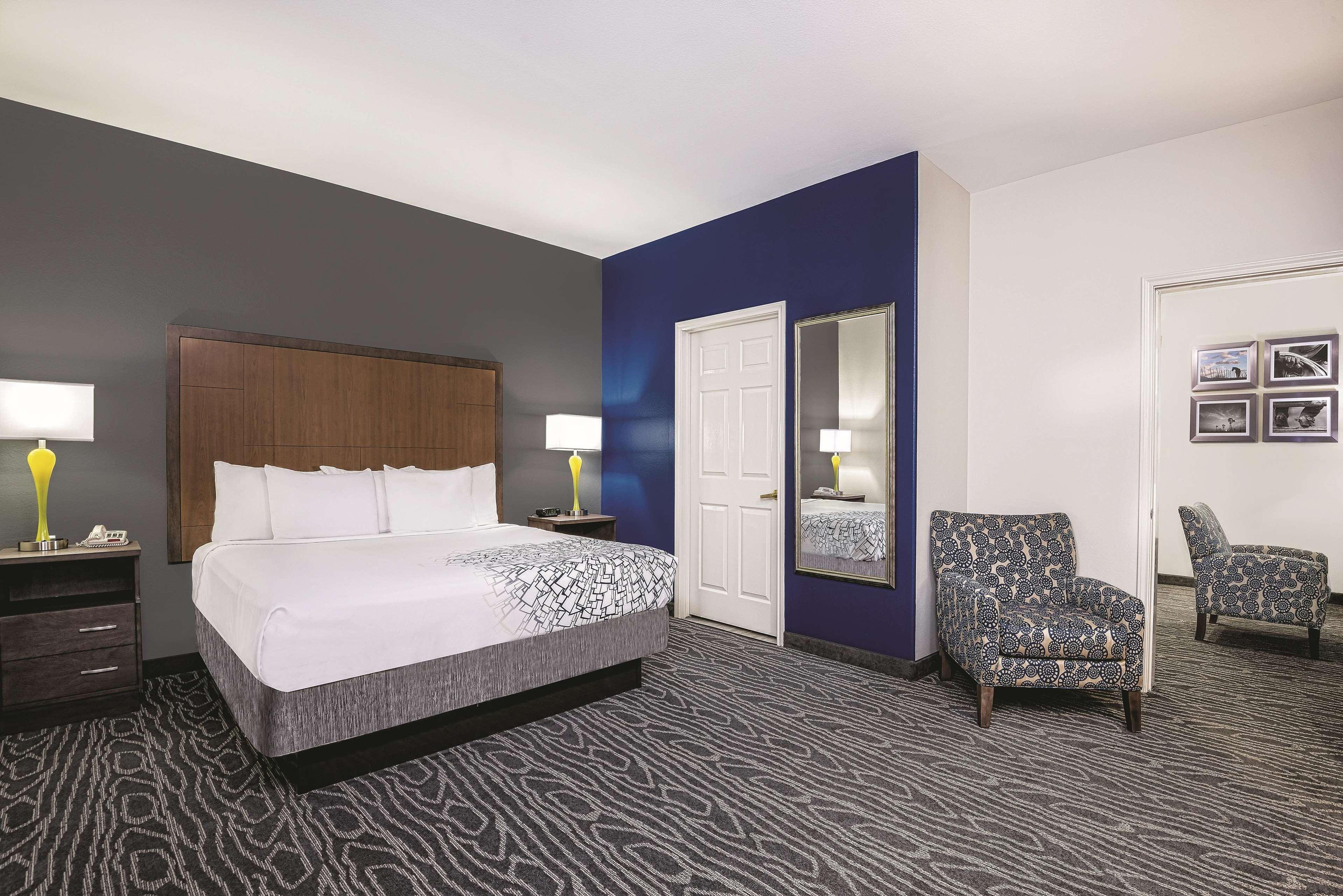 Suite, King Bed, Country Side View, Accessible