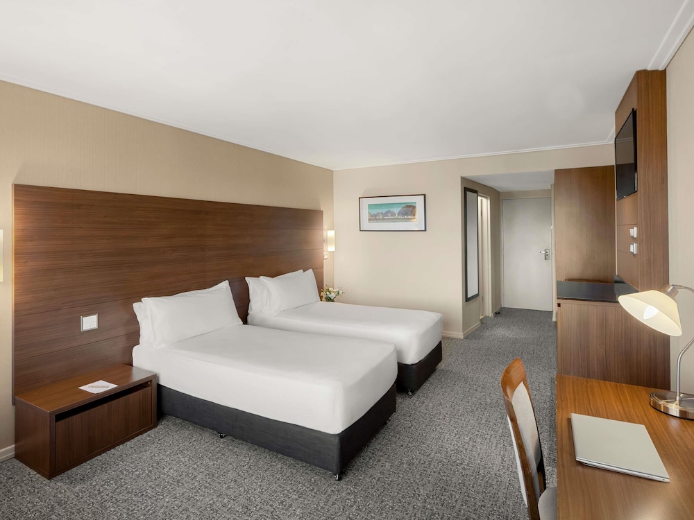 DELUXE, KING BED, CITY SIDE