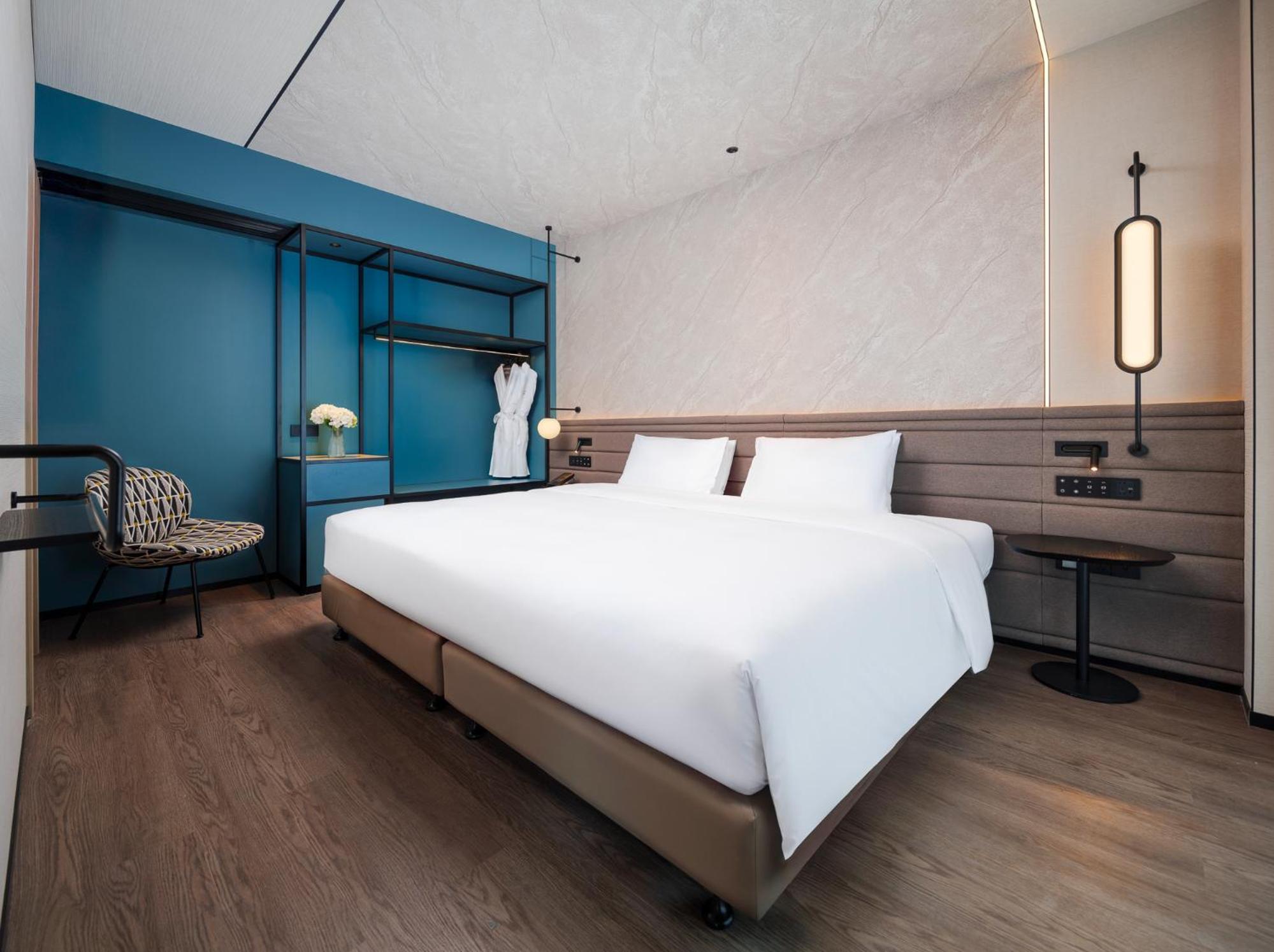 EXECUTIVE, KING BED