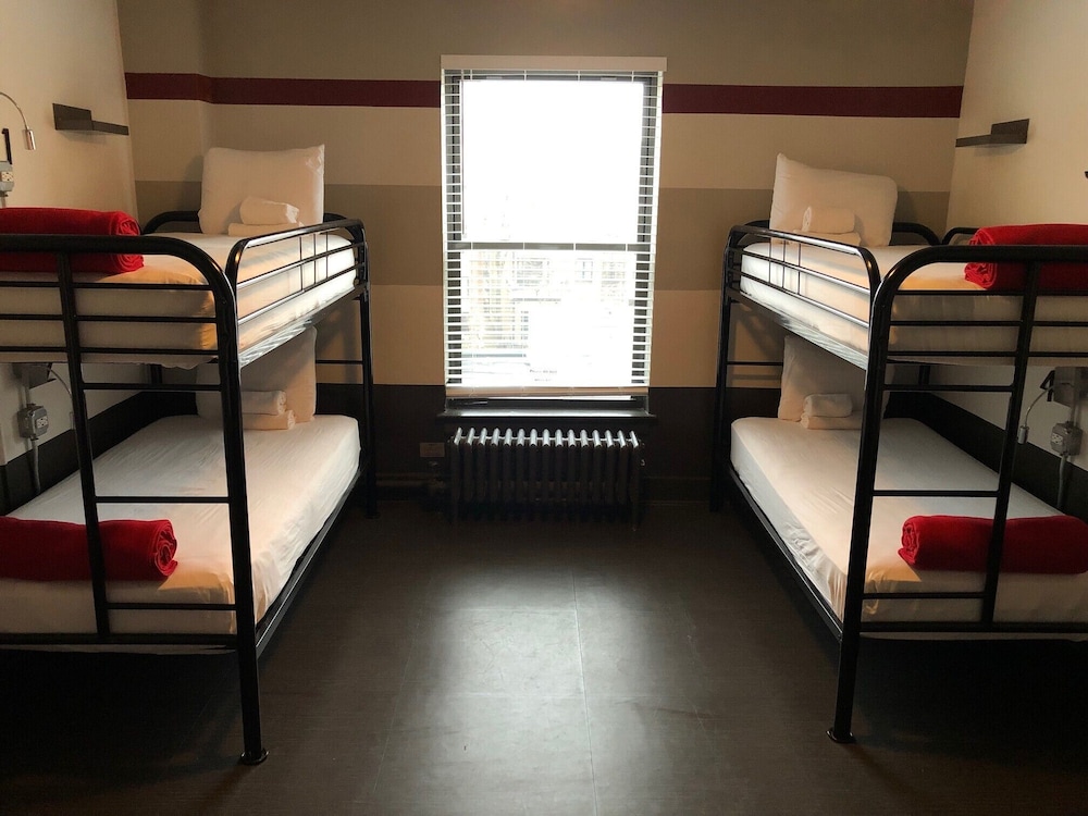 Chicago Getaway Hostel 38/50