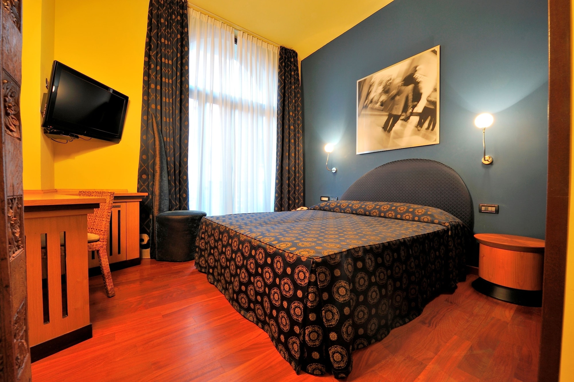 ROOM, SINGLE