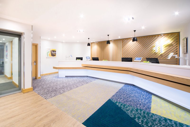 Holiday Inn Gatwick Airport 12/75