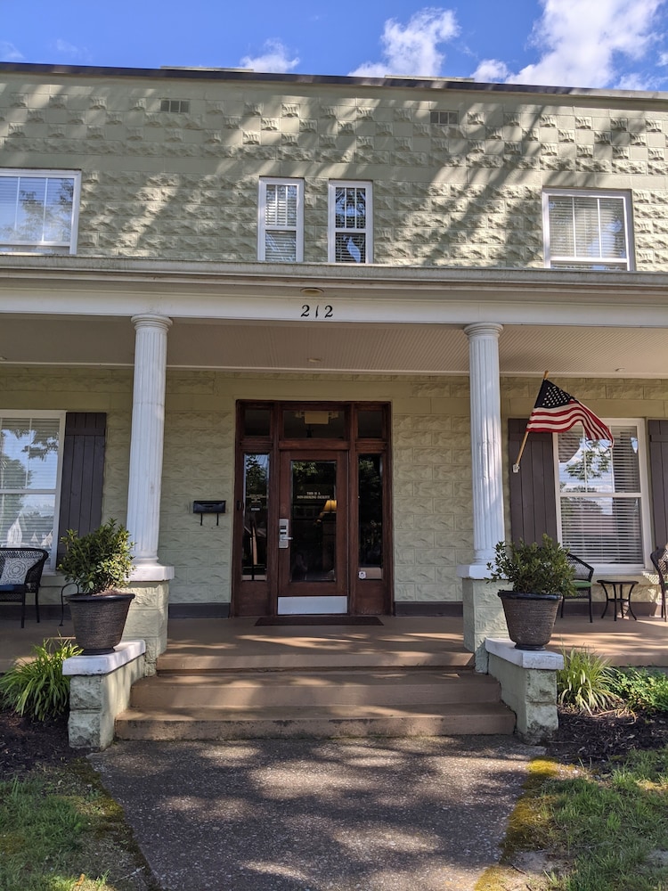 Grand Lux Inn 1/47