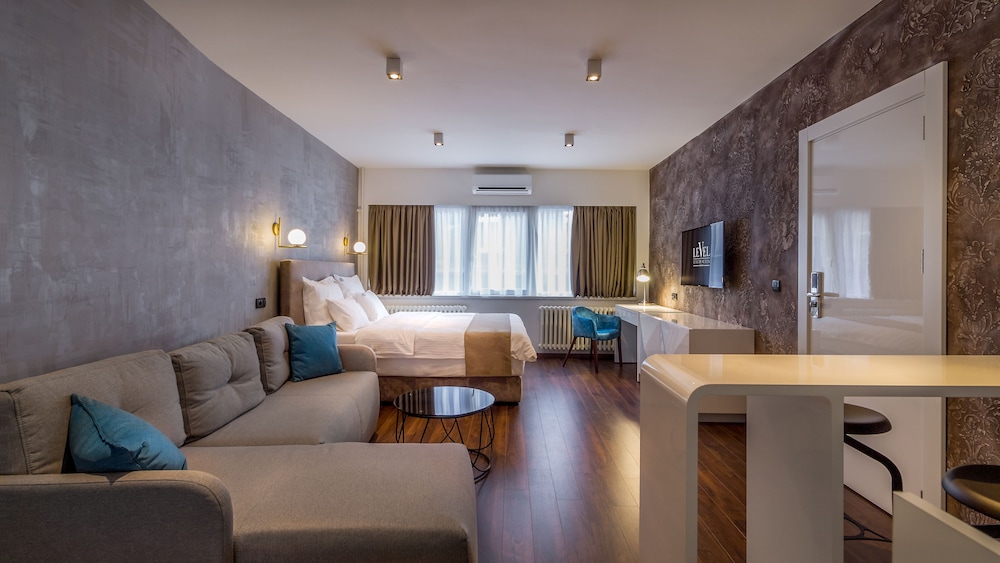 Level Luxury Suites 39/55