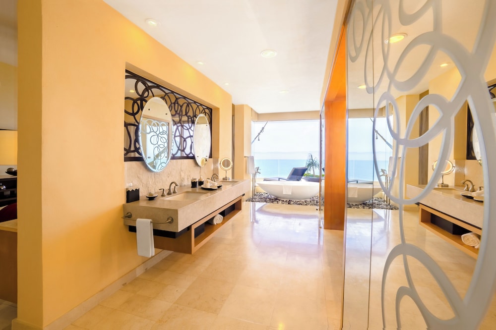 3 BEDROOMS, SUITE, OCEAN FRONT