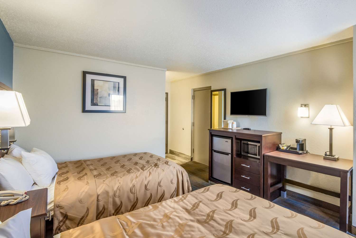 غرفة بسريرين مزدوجين، AmericInn by Wyndham Madison WI 3/4