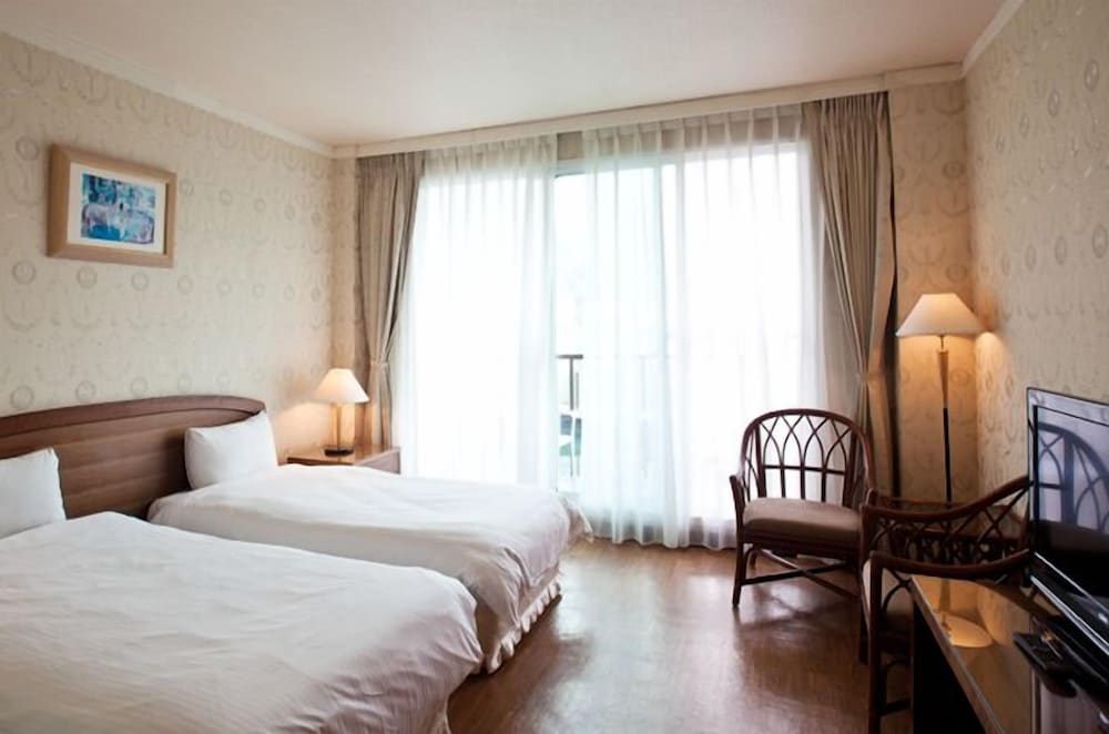 Lakeside Resort Hotel 14/50