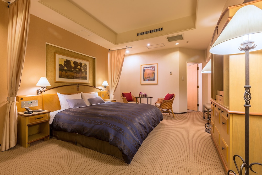 DELUXE, KING BED, SMOKING