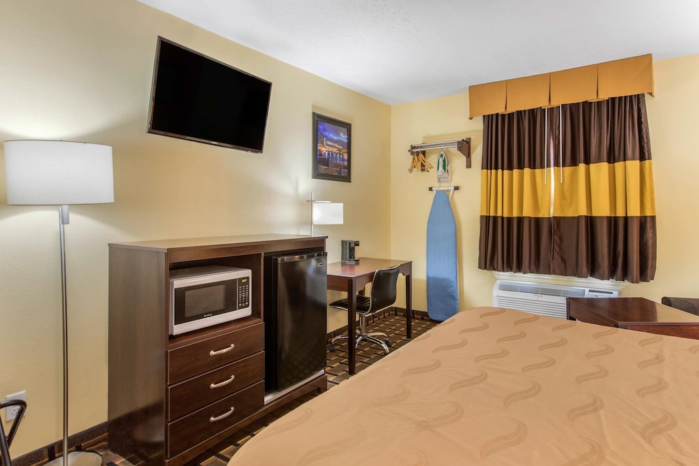 Quality Inn Grand Rapids Near Downtown 20/27