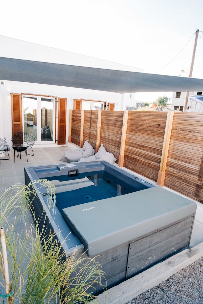 Mesanto Luxury Suites 29/50
