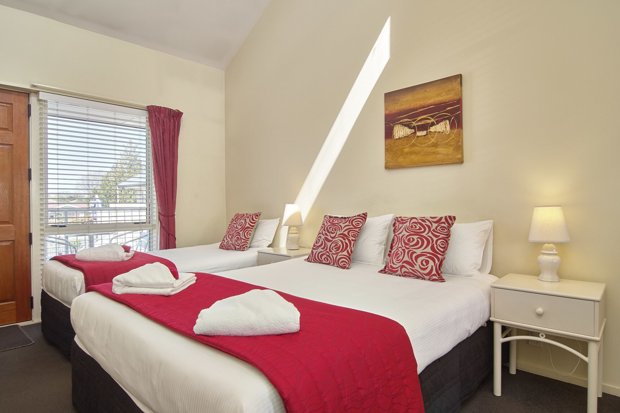 DELUXE, STUDIO, QUEEN BED