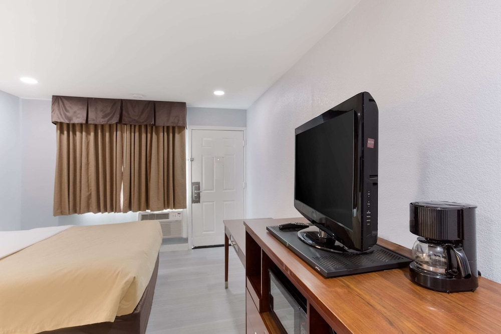Quality Inn Redding Near I-5 44/51