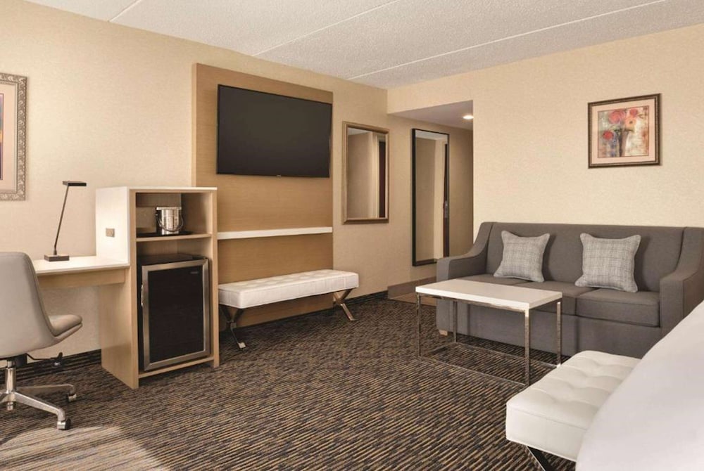 Urbana Hotel and Conference Center 30/35