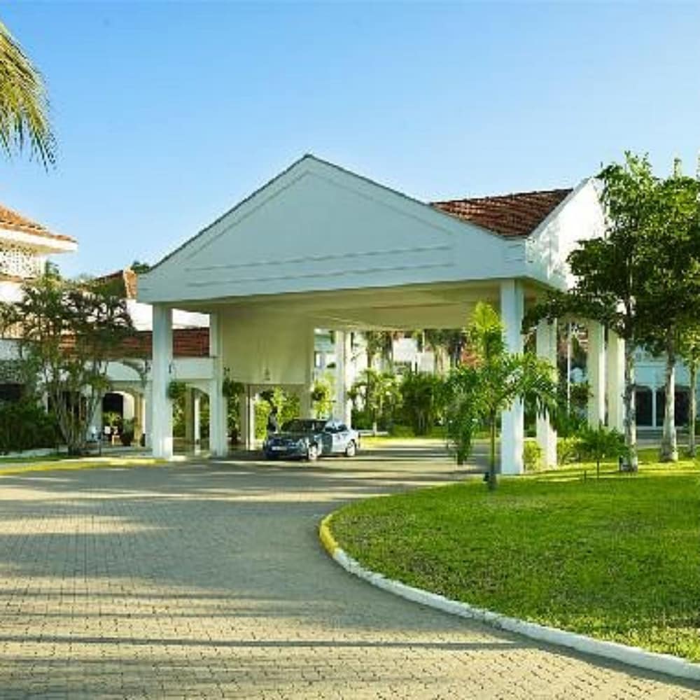 Sarova Whitesands Beach Resort and Spa 71/73