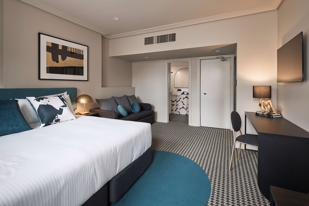ROOM, KING BED, SOFA