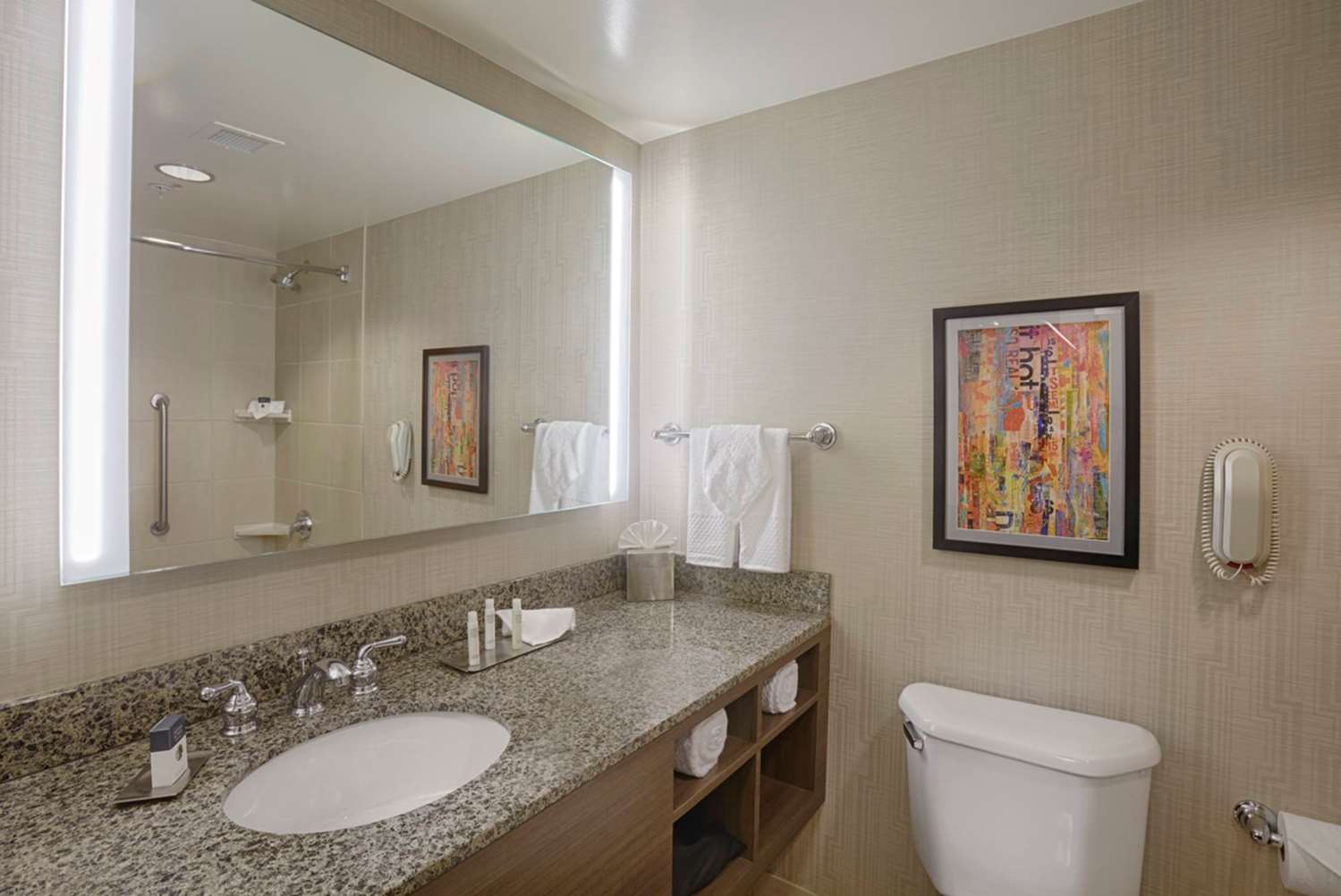 جناح بسرير كينج بغرفة نوم واحدة مع أريكة، DoubleTree by Hilton Hotel San Francisco Airport North 2/2