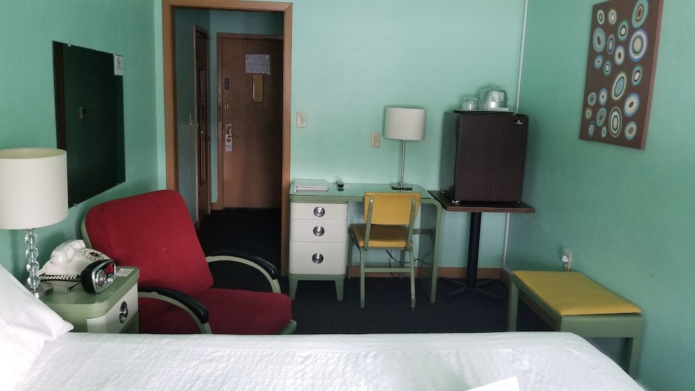 Holiday Music Motel 51/64