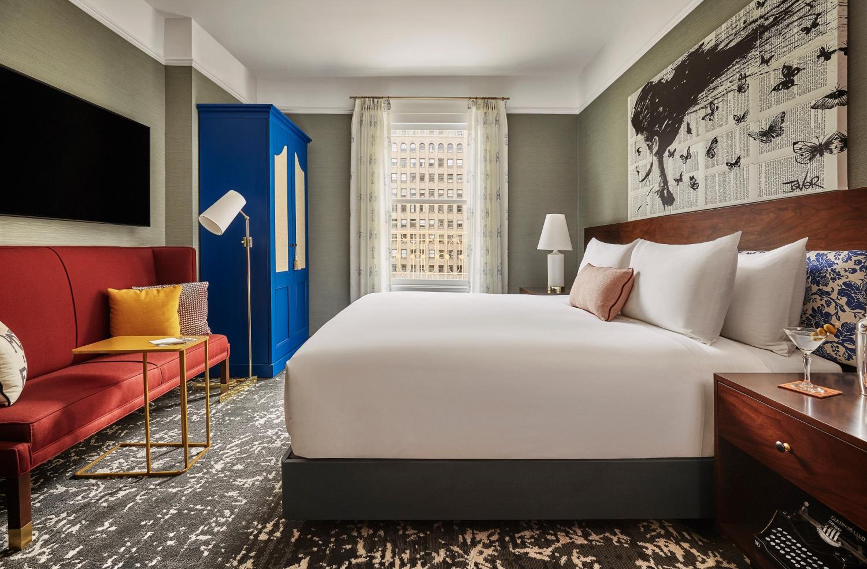 Emblem, Deluxe, Queen Bed